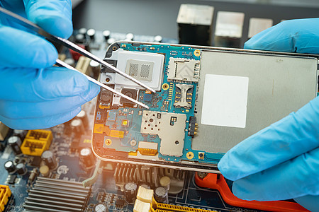 综合电路 数据 硬件 技术员和技术概念 在硬盘内使用焊接铁进行维修的技师 和服务螺丝刀记忆卡片笔记本处理器灰尘电脑木板母板图片