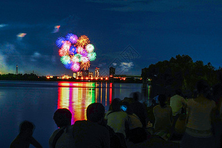 烟火节和Tama河人造诗河床天空夜景焰火夜空阴影烟花建筑图片