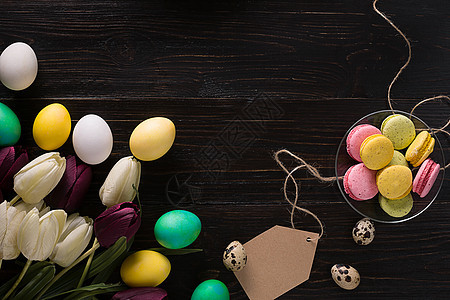 复活节鸡蛋和深木木木板上的郁金香食物木头季节假期篮子礼物庆典团体乡村蓝色图片