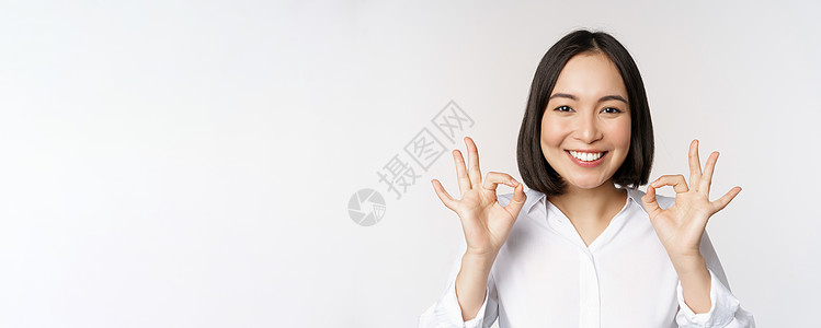 特写亚洲女孩的头像 表现出好的 好的手势和满意的微笑 推荐 高兴 赞美和恭维 白色背景售货员公司技术女性广告工作室商业商务女士办图片