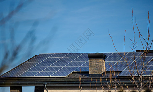 带有太阳能电池板的住宅楼的屋顶 绿色能源和能源独立概念蓝色阳光天空细胞创新技术房子生态力量太阳图片