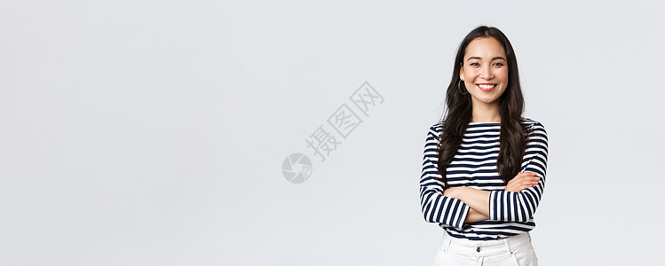 生活风格 美丽和时尚 人们的情感概念 年轻的亚洲女性办公室经理 在白色背景上站着愉快地表达其喜悦的CEO 带着双臂笑过胸工作室微图片