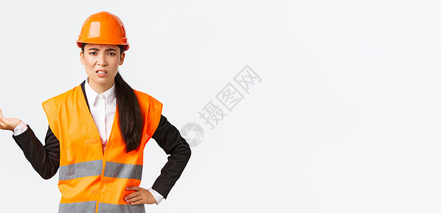 那又怎样 wtf 继续 沮丧和失望的亚洲女总工程师抱怨员工 骂人 穿反光夹克和安全头盔 举手困惑工厂女性人士企业经理建筑师建筑商图片
