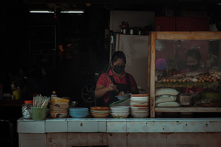 夫人在Bangkok街的当地餐厅煮面图片