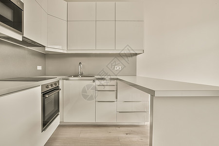 一个配备现代设备的小型厨房房子内阁装饰公寓住宅木头建筑学烤箱桌子奢华图片