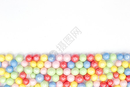 糖果色多色圆圆形糖甜甜球 躺在下面的白色背景下方 是白的背景