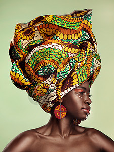 生活多姿多彩 工作室拍摄的一位美丽的年轻女子身穿绿色背景的传统非洲头巾图片