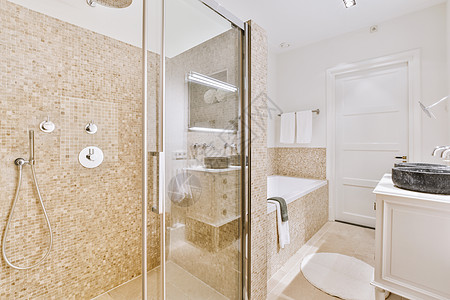 在一个现代舒适的房子里的浴室财产装饰架子大理石材料卫生间毛巾住宅风格卫生图片