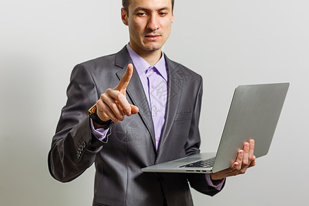 商务人士点击虚拟触摸屏 未来派业务和 IT 演示文稿背景屏幕电脑展示手指经理推介会按钮办公室男人界面图片