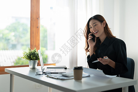 有魅力的亚洲女性企业家 打电话给会计财务顾问的女商务人士的画像图片