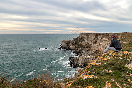 一个人喜欢从悬崖顶上看美丽的海景远足环境情绪海洋海岸海浪旅游天空海岸线风景图片