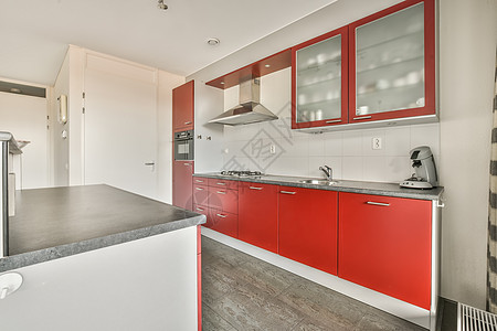 红色音调小厨房的内部凳子橱柜木头台面装饰建筑学房子内阁地面住宅图片