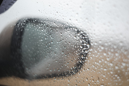 在雨天 车镜面和窗户都有雨滴图片