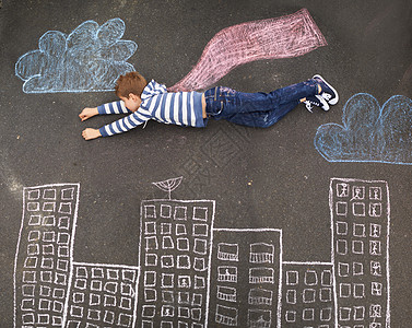 最顶尖的景象 一个小男孩利用粉笔和想象力 创造出他自己的世界图片