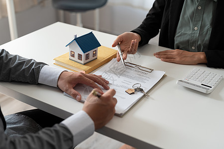 房地产经纪人在签订合同 房地产概念 搬家或租房后 为客户拿着房子钥匙图片