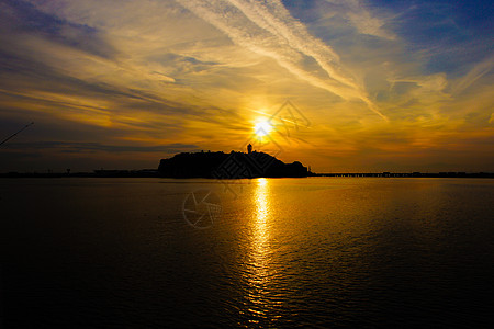 江之岛日落 带有环岛的光影水面海岸橙子海面太阳阴影天文播种美景灯塔图片