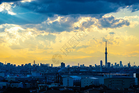 日落时包裹的东京天空树和东京市风景城市摩天大楼阴影太阳橙子建筑群景观建筑蓝天景点图片