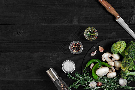 黑板上有香料和草药的新鲜蘑菇烹饪智者香菜美食乡村迷迭香团体胡椒子木板食物图片
