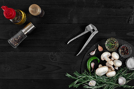 黑板上有香料和草药的新鲜蘑菇饮食营养烹饪香菜胡椒子桌子水果木板蔬菜团体图片