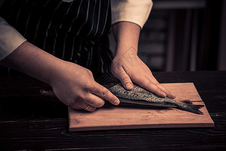 大厨在板上切鱼食物男性美食男人营养餐厅服务职业厨师烤箱图片