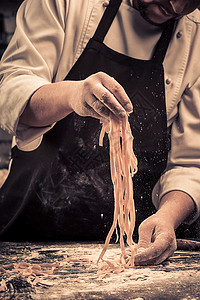 厨师从头做新鲜意大利面条午餐手指美食教学人体食物中心台面烹饪烘烤图片