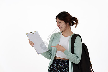 年轻大学生背包在白色背景上被孤立 电子学习 在线教育概念互联网老师大学知识学生家庭作业科学演讲班级桌子图片