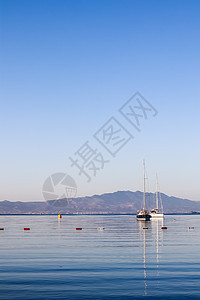 爱琴海沿岸的蓝海 岛屿和船只 暑假和沿海自然概念火鸡海岸假期游艇娱乐太阳天空港口反射海浪图片