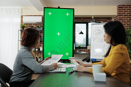 女性经理看绿屏染色体的女经理用垂直监视器模拟图片