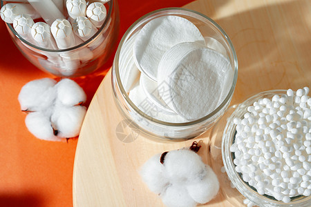 棉棉棉棉条和纸面背景上的耳蕾医疗白色药品棉花经期妇科植物健康棉布柔软度图片