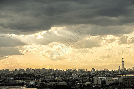 日落时包裹的东京天空树和东京市风景摩天大楼观光城市景观太阳景点蓝天建筑橙子街景图片