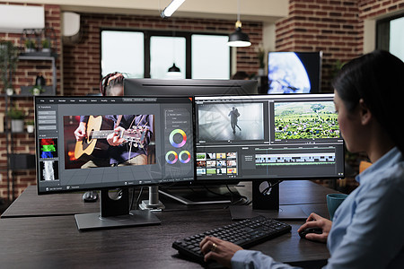 创意公司专业电影录像编辑在编辑影片框架时 在多台监控工作站旁听的节目图片