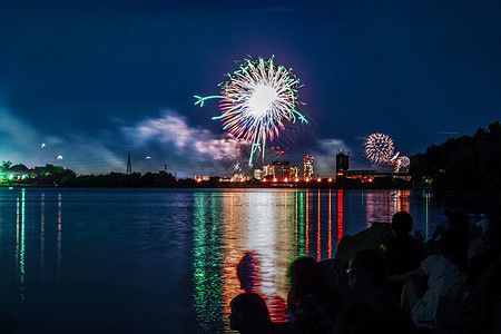 烟火节和Tama河焰火建筑烟花天空人造诗阴影夜空夜景河床图片