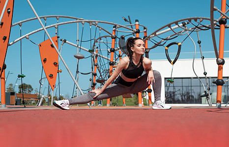 运动女运动员在夏季户外运动场健身时身体健康灵活性城市运动装绑腿瑜伽女孩操场背心健身房冒充图片