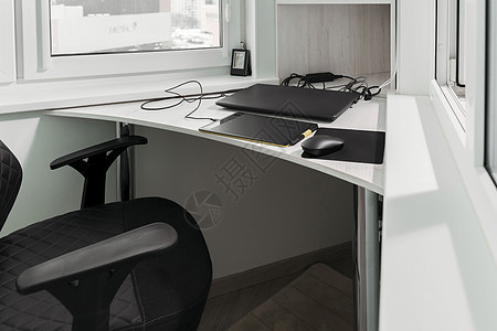 带有图形平板板的图形设计师使用舒适的家庭工作单位笔记本职场知识风格工作室互联网技术椅子窗户架子图片