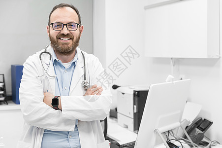 充满自信的医生横跨双手 对着镜头微笑诊断治疗专家医院冒充工作男人药品保健手臂图片