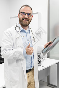 友善的男医生微笑并放弃拇指手印男人办公室喜悦职业医院临床成人卫生医师工作图片