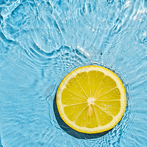 红色橙色夏季素食者 明亮的多汁柠檬 在透明的夏天蓝色水中图片