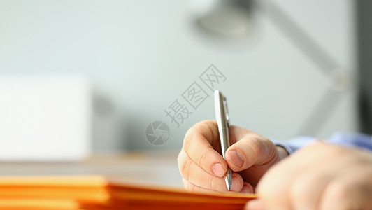男性用手在黄色信封上写个人地址图片