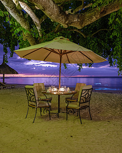 毛里求斯海滩日落 豪华餐厅 有雨伞和椅子在沙滩上吃晚饭环境旅行海滩夫妻婚礼庆典海岸玻璃浪漫蜡烛图片