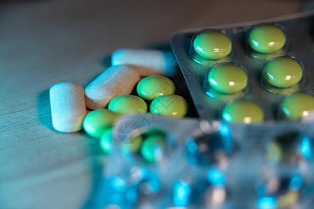 与药片的空的药片包裹在背景中 使用过的药丸包装和松散的药片和药丸图片