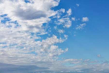 白云逐渐离开蓝天 将它分成两段图片