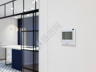 现代公寓白墙上用于控制供暖和制冷的控制台 空调房间的壁挂式控制面板图片