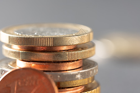 堆积的硬币 来自欧盟的货币欧元 钱现金特写硬币 金银铜图片