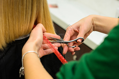 护发 美发师剪掉头发的末端并拉直长度 这是美发师在全球冠状病毒大流行期间的工作顾客美容院剪刀女性蒙面人服务治疗造型师理发师女士图片