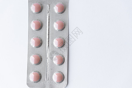 药品和药丸 在白色背景特写镜头的五颜六色的药物 白色背景上有粉红色药丸的盘子 从倒置的罐子中溢出到白色表面的多色药片治疗健康化学图片