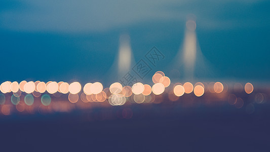 夜间城市的灯光从汽车 桥梁 天空 道路和灯光的灯光中闪耀起来图片
