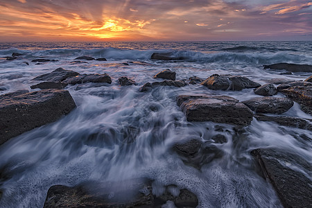 日出时的海景 美丽的自然海景 蓝色时刻 在黑海海岸的海上日出冒险阳光地平线假期天空海洋石头旅游荒野海岸图片