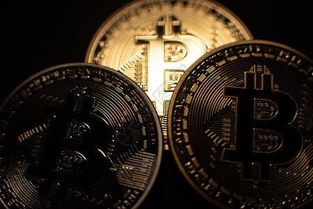 Bitcoin硬币在光线下闪耀 加密货币和连锁技术 数字货币交易市场银行密码金融贸易利润交换金子投资电脑图片