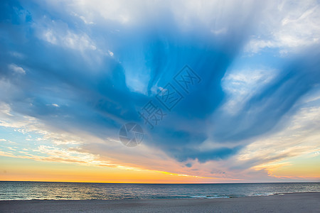 海滩上的日落地平线反射橙子旅游天空天气海浪海景日出假期图片