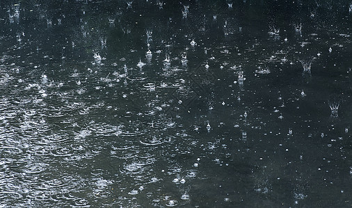 游泳池的雨滴落圆圈水坑运动水滴环境液体飞溅涟漪天气气泡图片
